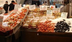 640px-Pike_Place_Market_Seafood-001