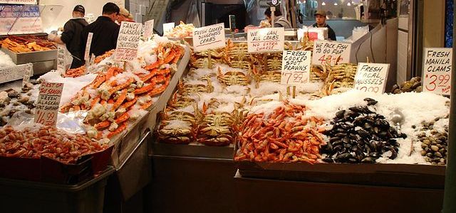 640px-Pike_Place_Market_Seafood-001