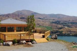 Four Lakes Winery tasting room overlooking lake near Chelan